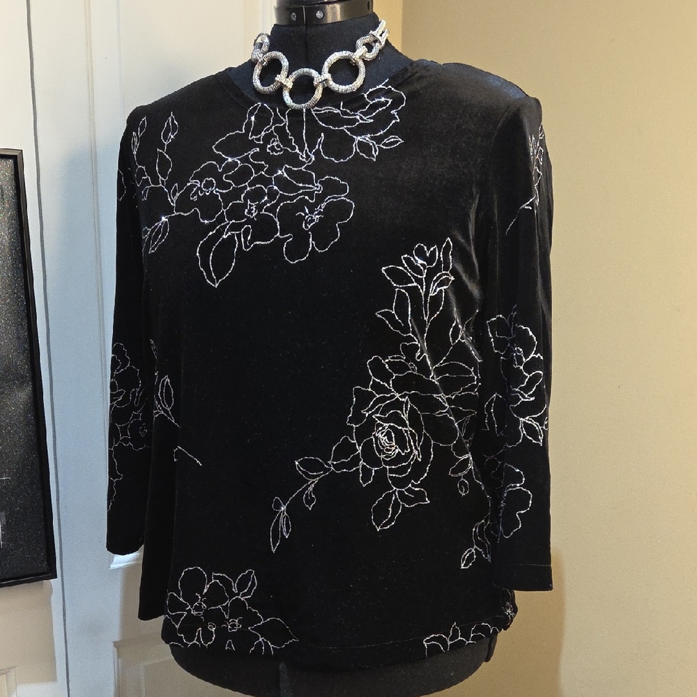 Nwot 18/20W Fashion BUG Chic Black Floral Velvet Blouse - Picture 1 of 17